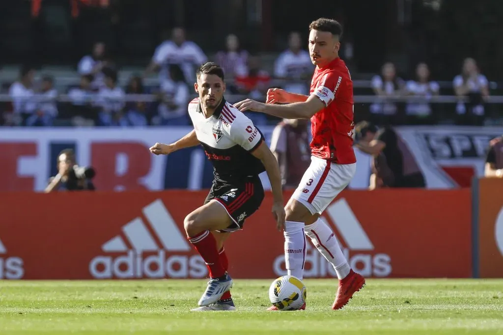 Léo Ortiz em ação diante do São Paulo (Photo by Ricardo Moreira/Getty Images)