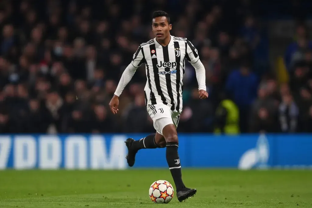 Alex Sandro enfrentando o Chelsea (Photo by Mike Hewitt/Getty Images)