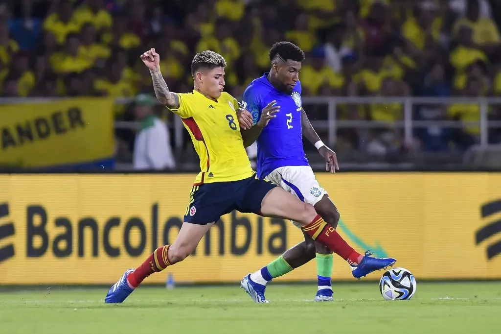 BARRANQUILLA, COLOMBIA – NOVEMBER 16: Jorge Carrascal of Colombia battles for possession with Emerson Royal of Brazil during the FIFA World Cup 2026 Qualifier match between Colombia and Brazil at Estadio Metropolitano Roberto Meléndez on November 16, 2023 in Barranquilla, Colombia. (Photo by Gabriel Aponte/Getty Images)