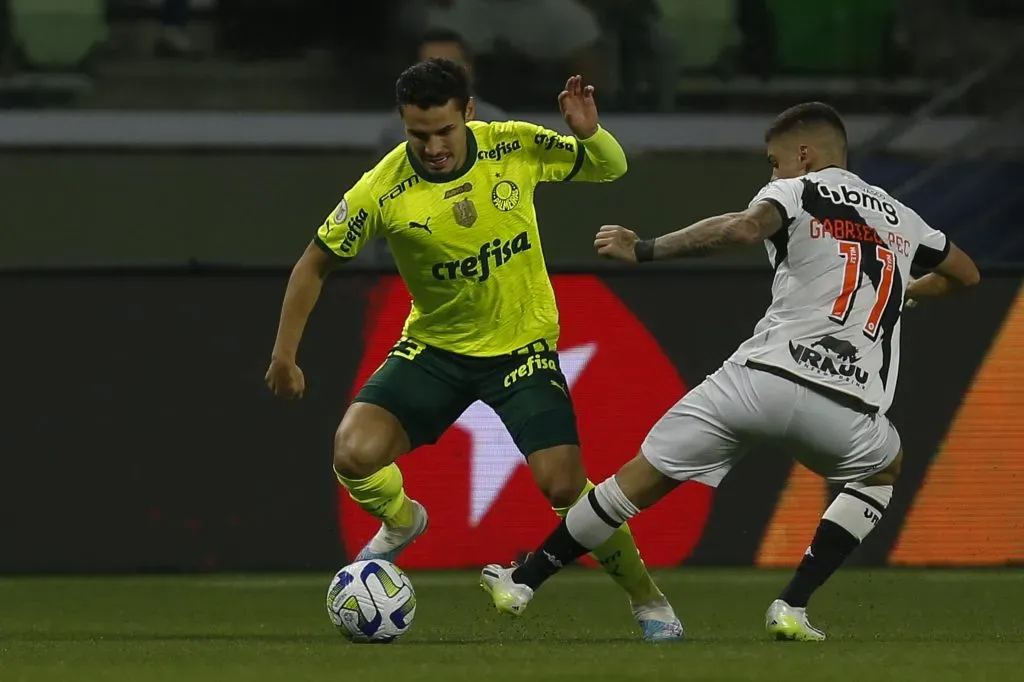 Raphaei Veiga e Gabriel Pec disputam a bola no Allianz Parque. Foto: Ricardo Moreira/Getty Images