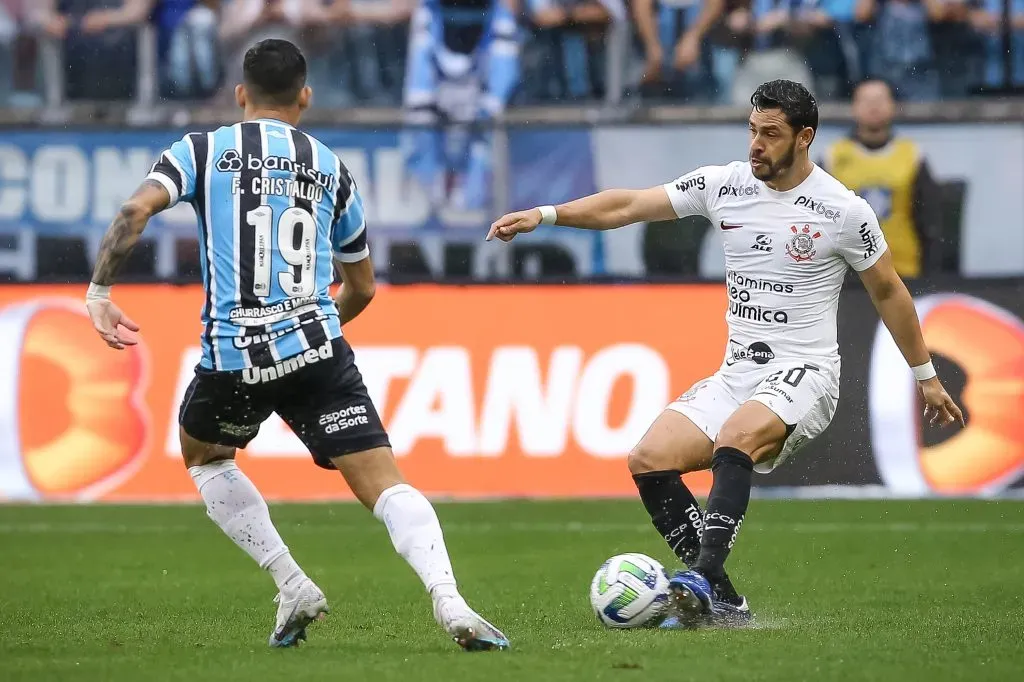 Giuliano em partida contra o Grêmio. (Photo by Pedro H. Tesch/Getty Images)