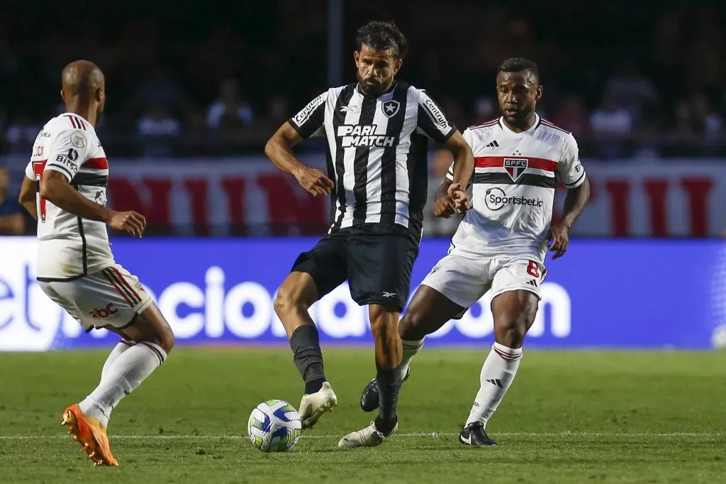 SÃO PAULO, SP (FOLHAPRESS) – 19 DE AGOSTO: Diego Costa, do Botafogo, em ação no frone de Luan, do São Paulo, durante a partida entre São Paulo e Botafogo, pelo Campeonato Brasileiro 2023, no Estádio do Morumbi, no dia 19 de agosto de 2023, em São Paulo. (Foto: Ricardo Moreira/Getty Images)