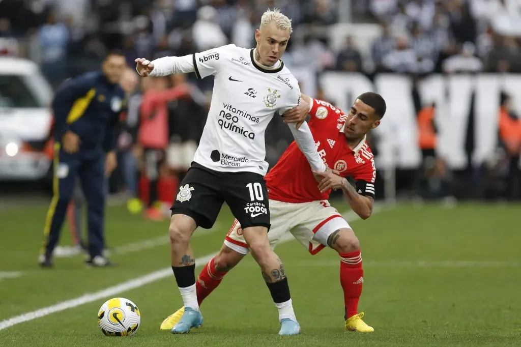 Gabriel disputa bola com Róger Guedes. Foto: Ricardo Moreira/Getty Images