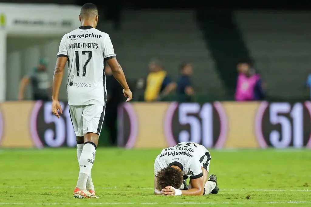 CURITIBA, 29 DE NOVEMBRO: Marlon Freitas e Adryelson, do Botafogo, reagem durante partida entre Coritiba e Botafogo, no Estádio Couto Pereira, em 29 de novembro de 2023, em Curitiba. (Foto: Heuler Andrey/Getty Images)