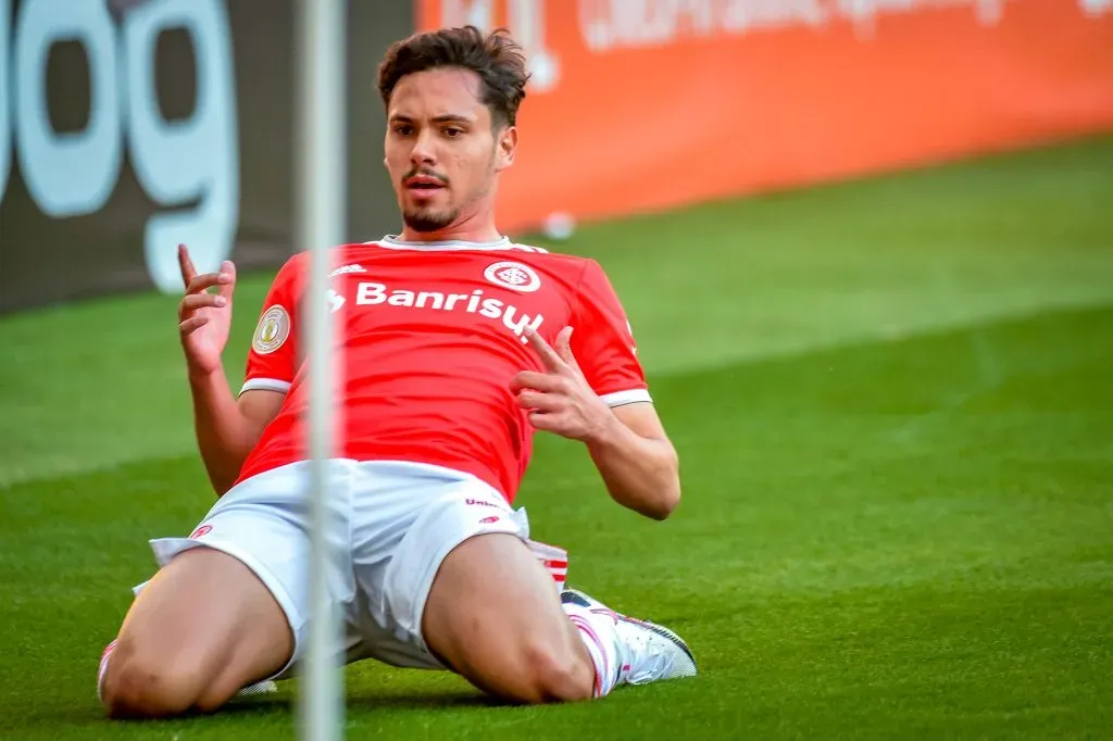 Maurício comemorando um gol (Photo by Silvio Avila/Getty Images)