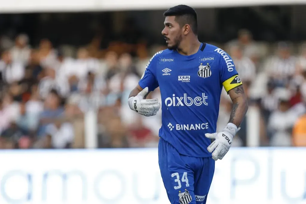 Goleiro em ação pelo Peixe (Photo by Ricardo Moreira/Getty Images)