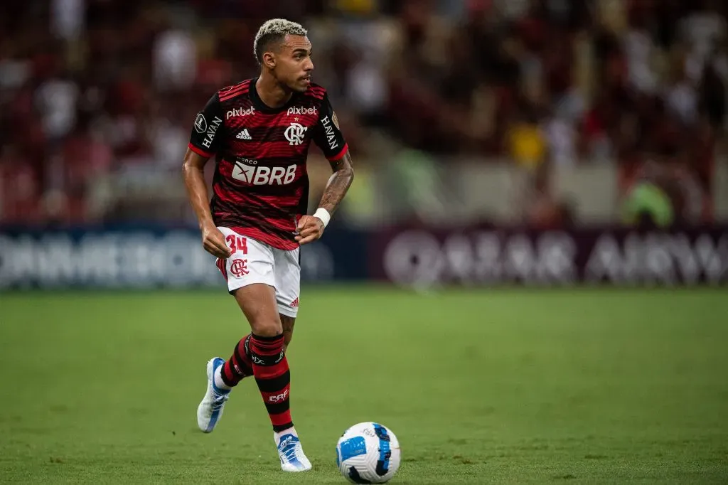 Matheuzinho em ação pelo Flamengo, no Maracanã. Foto: Thiago Ribeiro/AGIF