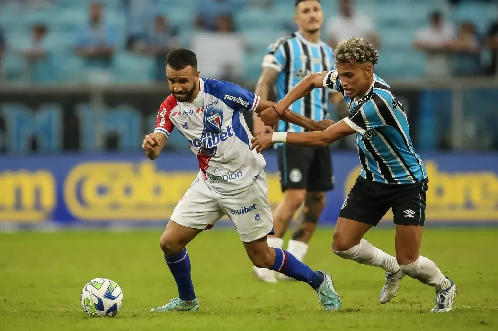 Caio Alexandre em ação pelo Forteleza contra o Grêmio. Foto: Pedro H. Tesch/AGIF