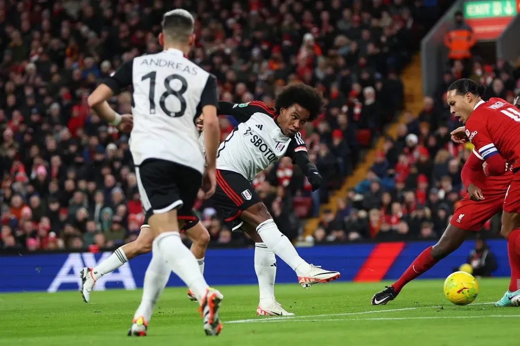 Willian abre o placar para o Fulham diante do Liverpool. Foto: Clive Brunskill/Getty Images