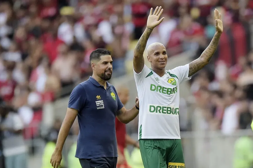 Deyverson ironizando vaias da torcida do Flamengo. Foto: Alexandre Loureiro/AGIF