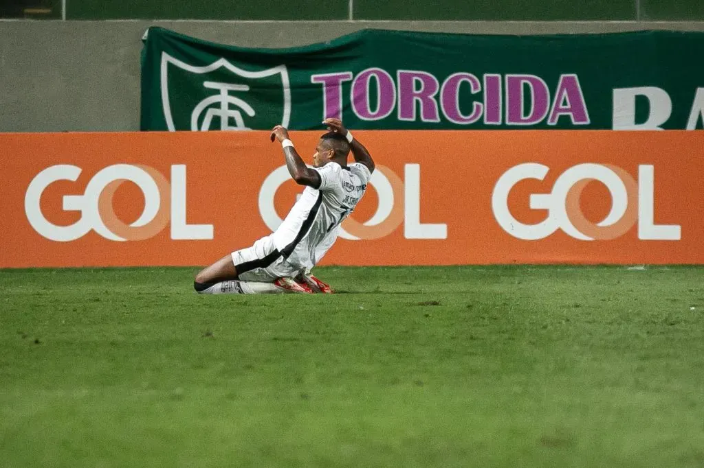 Júnior Santos comemorando. Foto: Fernando Moreno/AGIF