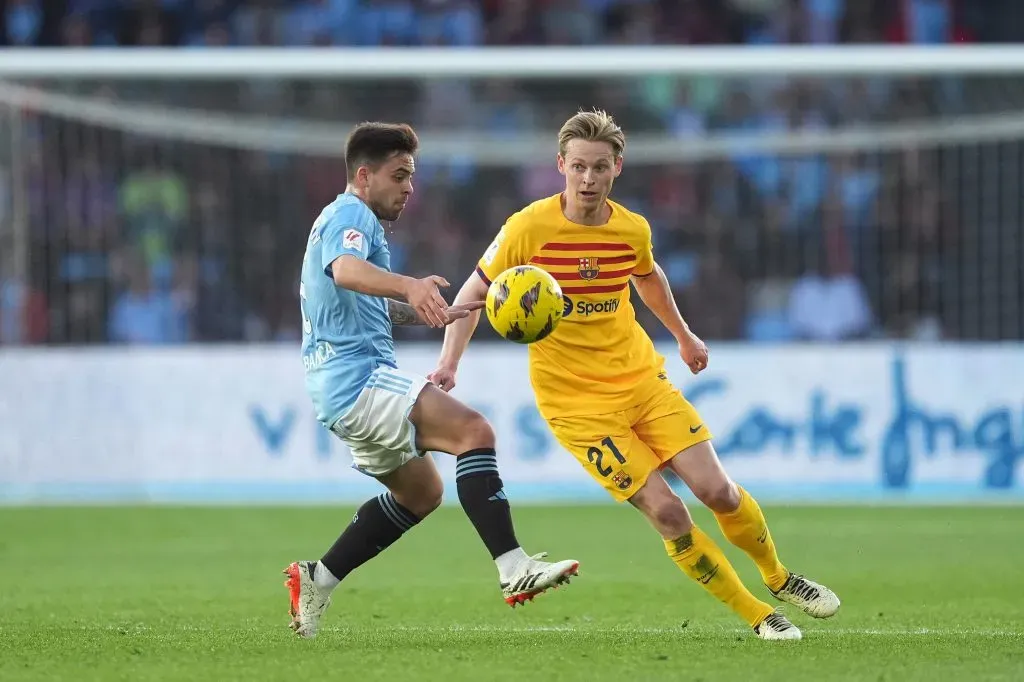 Frenkie de Jong em campo pelo Barcelona contra o Celta, por La Liga, no estádio Balaídos (Foto: Juan Manuel Serrano Arce/Getty Images)