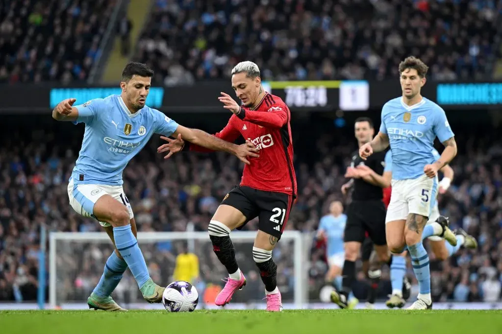 Antony contra o Manchester City na Premier League. (Photo by Michael Regan/Getty Images)