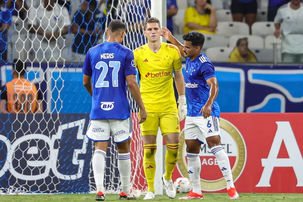 Rafael Cabral e jogadores do Cruzeiro lamentam no Mineirão | Foto: Gilson Lobo/AGIF