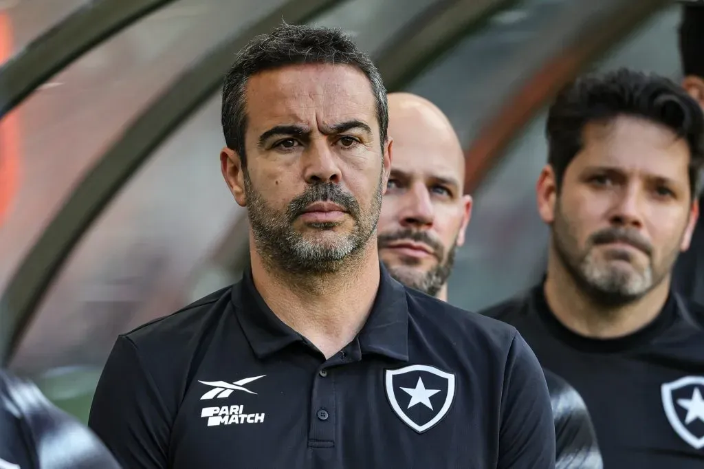 Técnico abriu o jogo em coletiva (Foto: Gilson Lobo/AGIF)