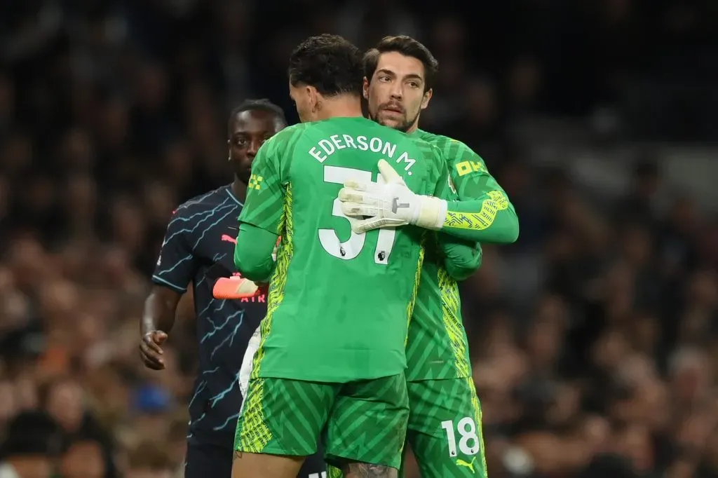 Stefan Ortega junto de Ederson no Manchester City. (Photo by Justin Setterfield/Getty Images)