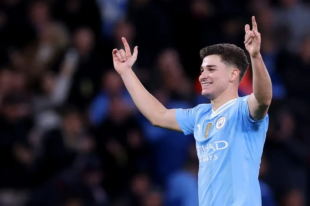 Júlian Álvarez celebrando gol pelo Manchester City. (Photo by Alex Livesey/Getty Images)