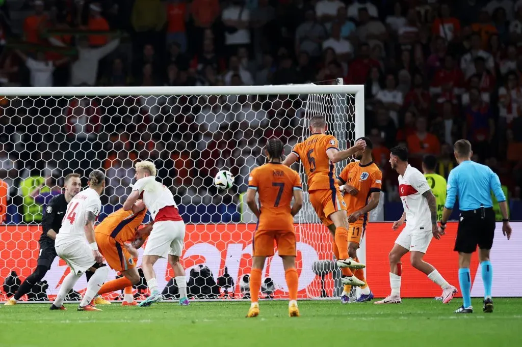 De Vrij empatou o jogo para a Holanda no segundo tempo. (Photo by Alex Grimm/Getty Images)