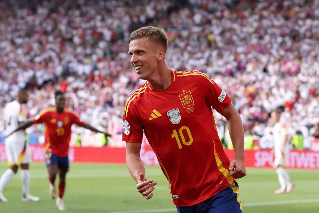 Dani Olmo celebrando gol pela Espanha. (Photo by Alex Livesey/Getty Images)