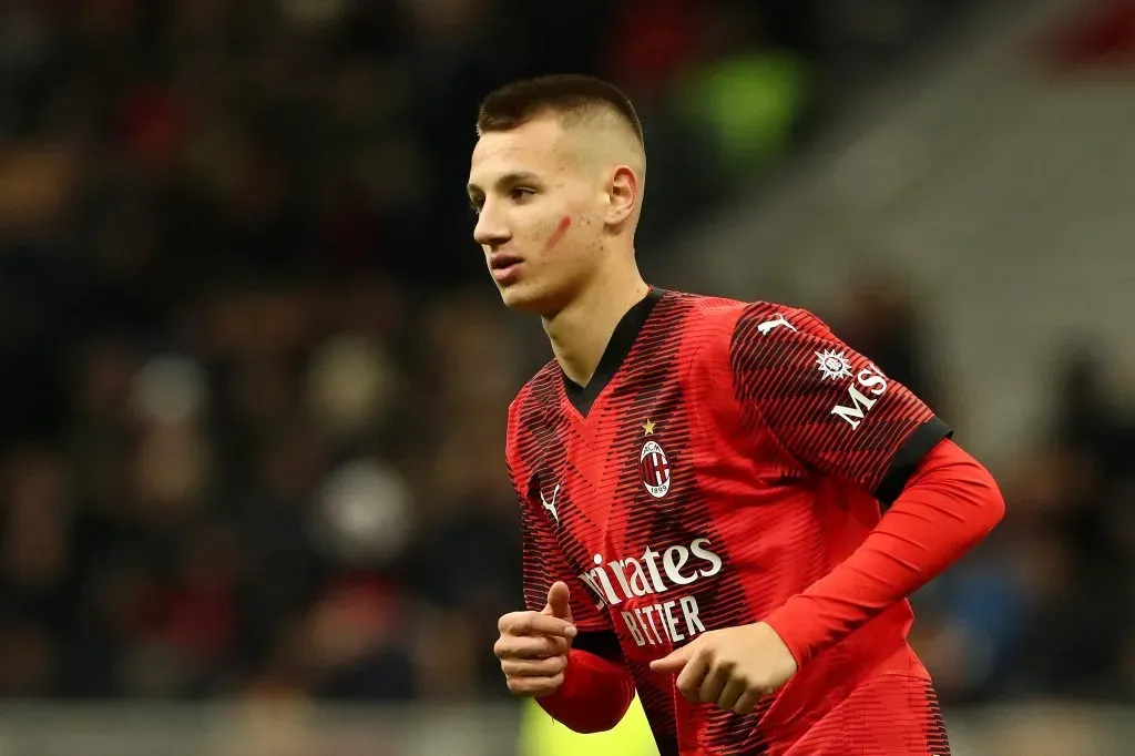 Francesco Camarda com a camisa do AC Milan. (Photo by Marco Luzzani/Getty Images)