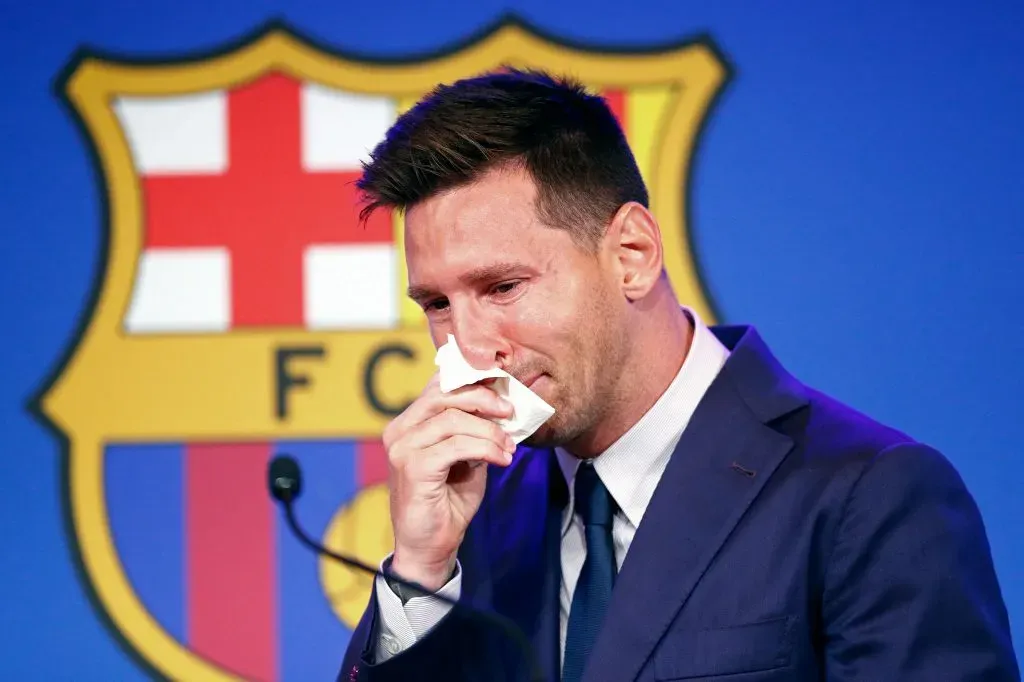 Lionel Messi em seu discurso de despedida do FC Barcelona. (Photo by Eric Alonso/Getty Images)