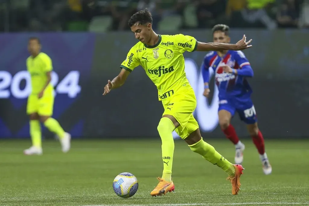 Vitor Reis em campo pelo Palmeiras (Photo by Ricardo Moreira/Getty Images)