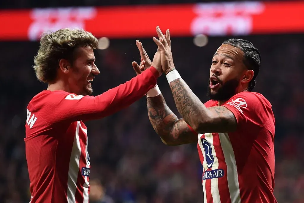 Memphis Depay em ação com Griezmann quando atuava pelo Atlético de Madrid, da Espanha. Estafe do jogador teria sinalizado positivamente à proposta do Corinthians, segundo portal.  (Photo by Denis Doyle/Getty Images)