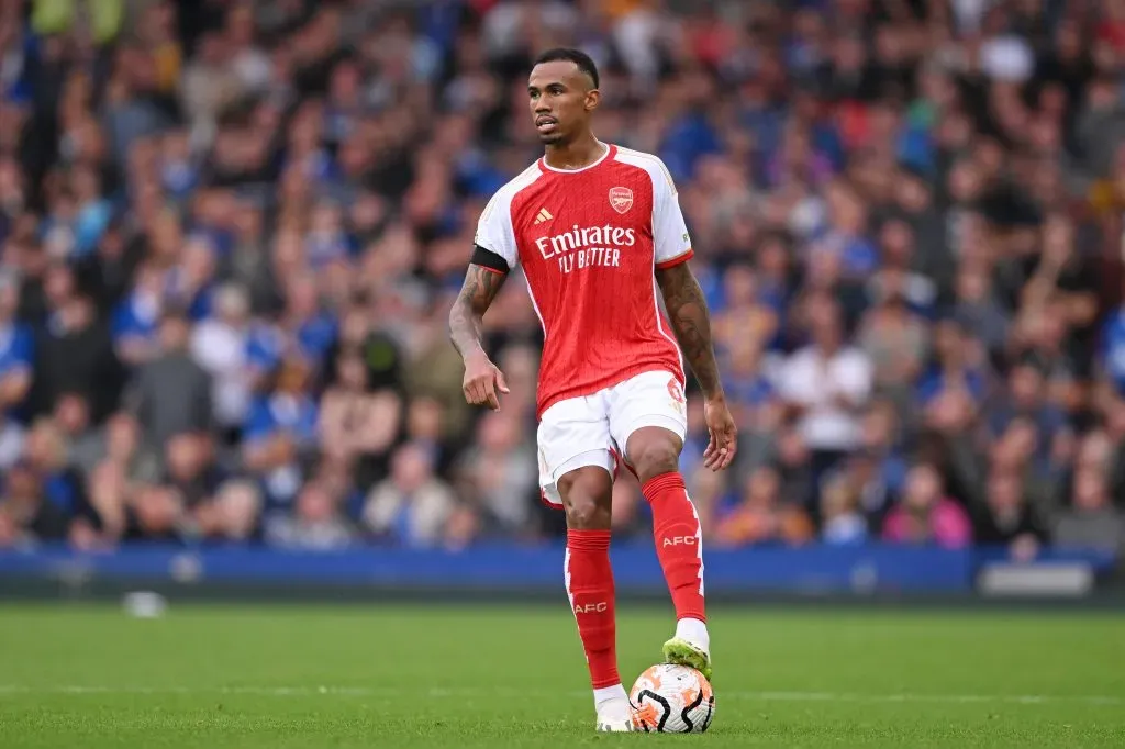 Gabriel Magalhães em ação pelo Arsenal. (Photo by Michael Regan/Getty Images)