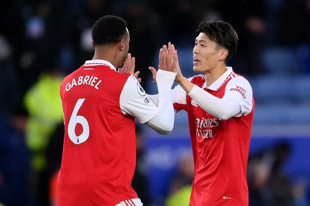 Gabriel Magalhães e Tomiyasu se cumprimentam em partida do Arsenal (Photo by Laurence Griffiths/Getty Images)