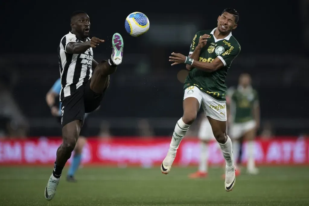 Bastos em ação com a camisa do Botafogo, em partida contra o Palmeiras, pelo Brasileirão Betano. Foto: Jorge Rodrigues/AGIF