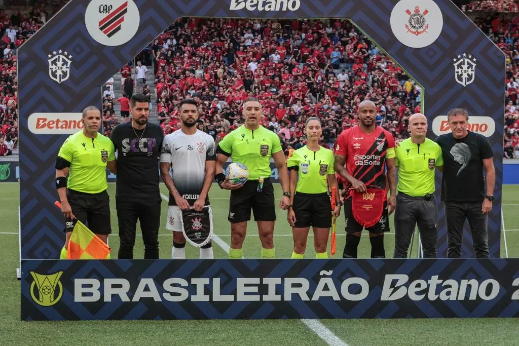 Capitães e técnicos das equipes do Athletico-PR e Corinthians posam para fotos ao lado do árbitro Felipe Fernandes de Lima antes na partida na Arena da Baixada pelo campeonato Brasileiro A 2024. Foto: Robson Mafra/AGIF