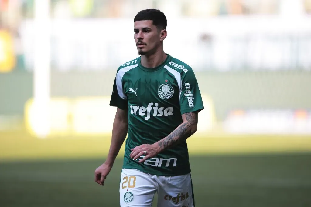 Romulo jogador do Palmeiras durante aquecimento antes da partida contra o Sao Paulo (Foto: Ettore Chiereguini/AGIF)