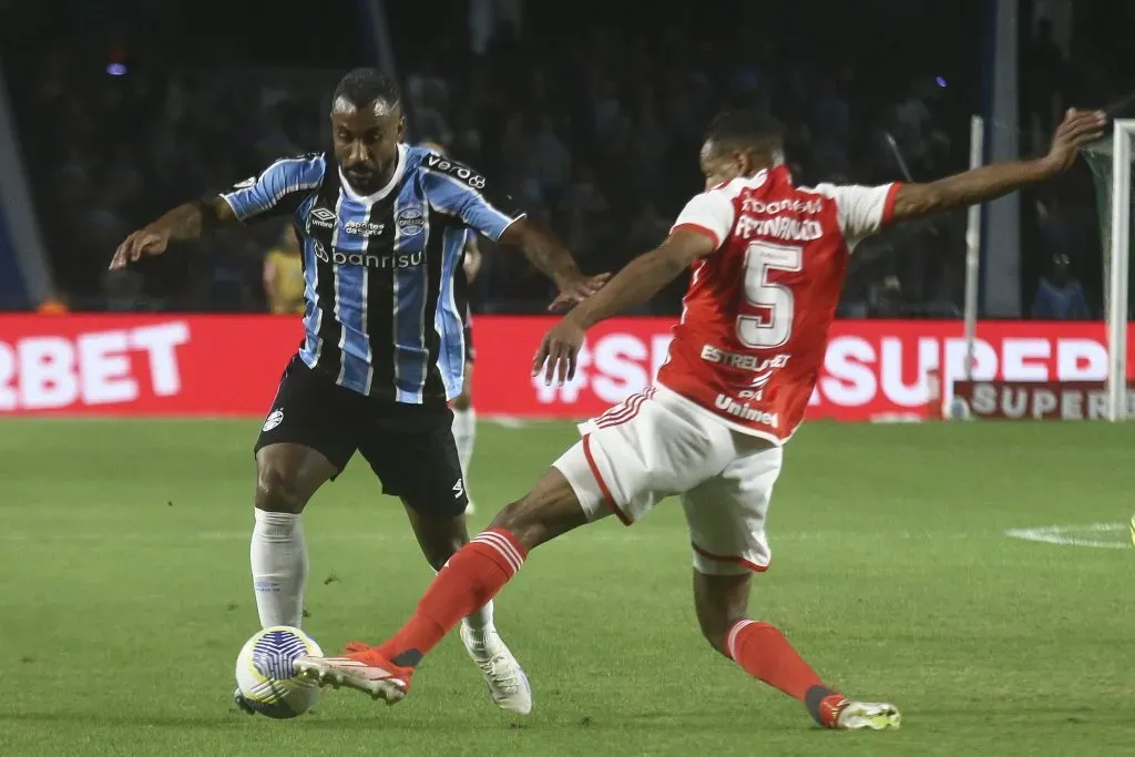 Fernando em ação pelo Internacional no GreNal 442. Foto: Gabriel Machado/AGIF