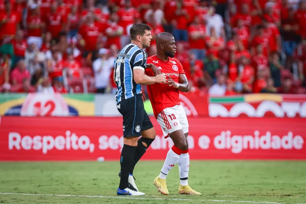 RS – PORTO ALEGRE – 25/02/2024 – GAUCHO 2024, INTERNACIONAL X GREMIO – Enner Valencia jogador do Internacional disputa lance com Kannemann jogador do Gremio durante partida no estadio Beira-Rio pelo campeonato Gaucho 2024. Foto: Maxi Franzoi/AGIF