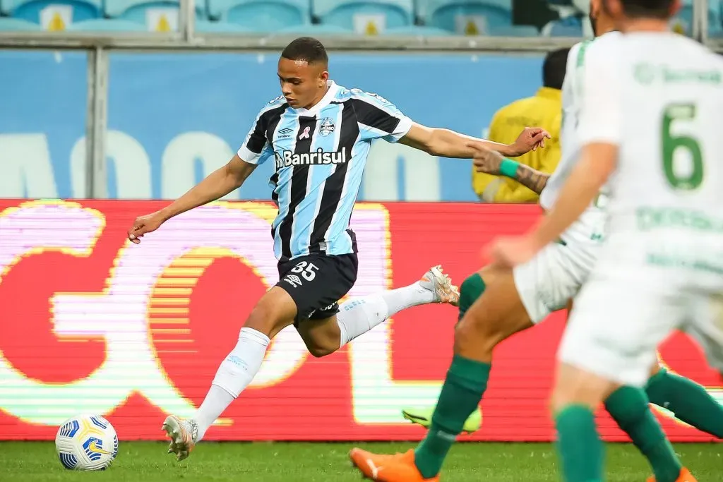 Foto: Pedro H. Tesch/AGIF – Vanderson durante confronto contra o Cuiabá no Brasileirão de 2021.