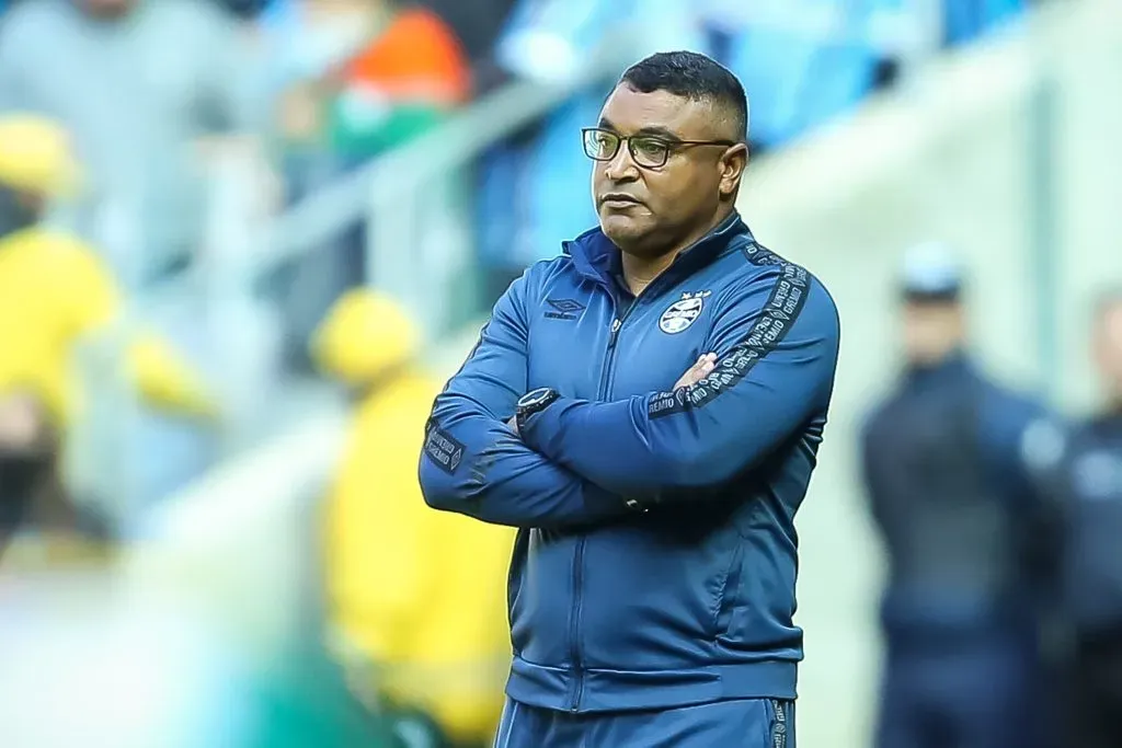 Foto: Pedro H. Tesch/AGIF – Roger Machado durante confronto contra o Sampaio Corrêa na Série B de 2022.