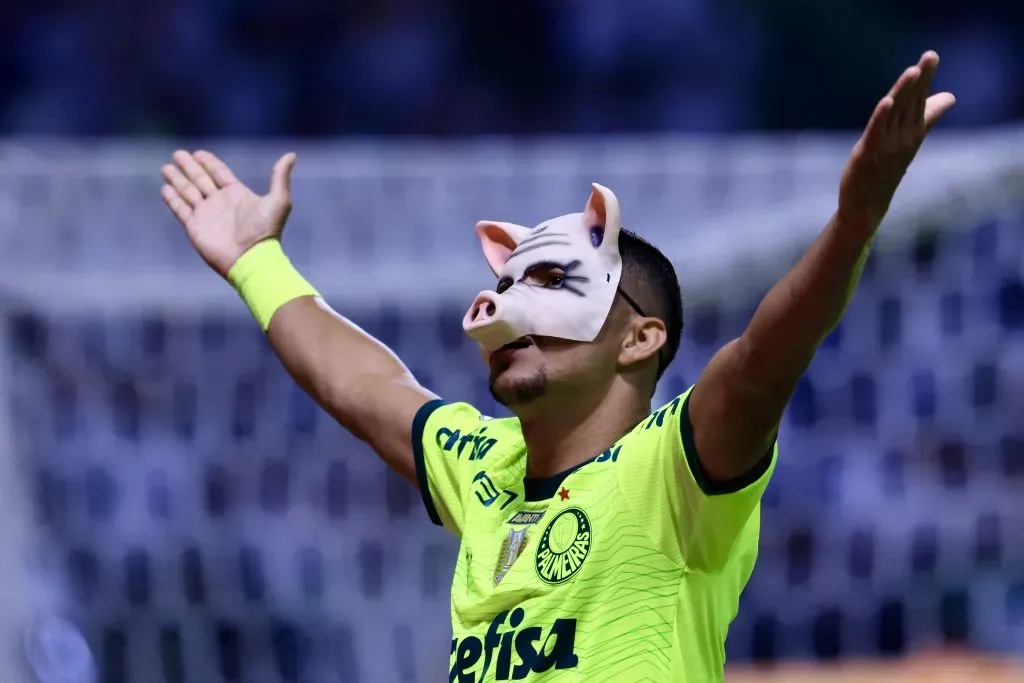 Rony, atacante do Palmeiras, comemorando gol com máscara de porco, mascote do clube. Foto: Marcello Zambrana/AGIF