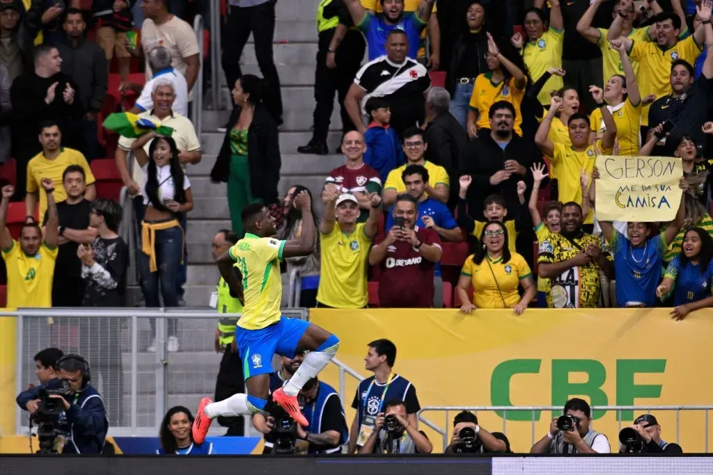 Luiz Henrique jogador do Brasil comemora seu gol durante partida contra o Peru no estádio Mane Garrincha pelo campeonato Eliminatórias Copa Do Mundo 2026. Foto: Mateus Bonomi/AGIF