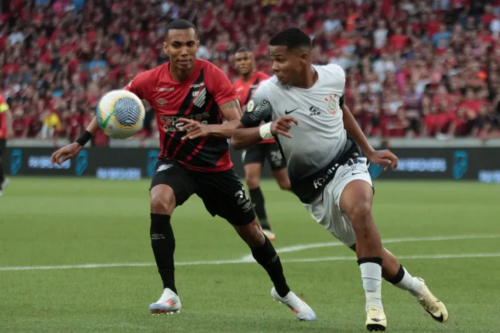 Madson jogador do Athletico-PR disputa lance com Wesley jogador do Corinthians durante partida na Arena da Baixada pelo campeonato Brasileiro A 2024. Foto: Robson Mafra/AGIF