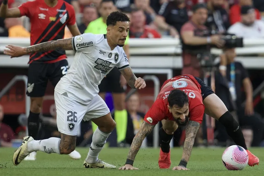 Mastriani do Athletico Paranaense e Gregore do Botafogo, Disputam a bola, Estadio Ligga Arena, Foto: Hedeson Alves/AGIF