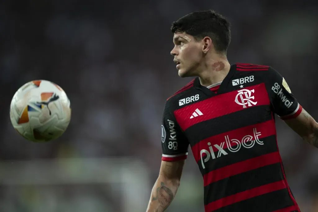 Ayrton Lucas jogador do Flamengo durante partida contra o Bolivar no estadio Maracana pelo campeonato Copa Libertadores 2024. Foto: Jorge Rodrigues/AGIF