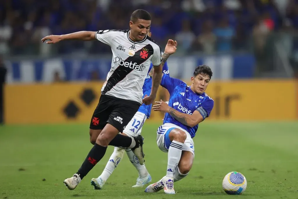 Foto: Gilson Lobo/AGIF – Lucas Romero disputando lance com Mateus Carvalho durante confronto contra o Vasco no Brasileirão 2024.