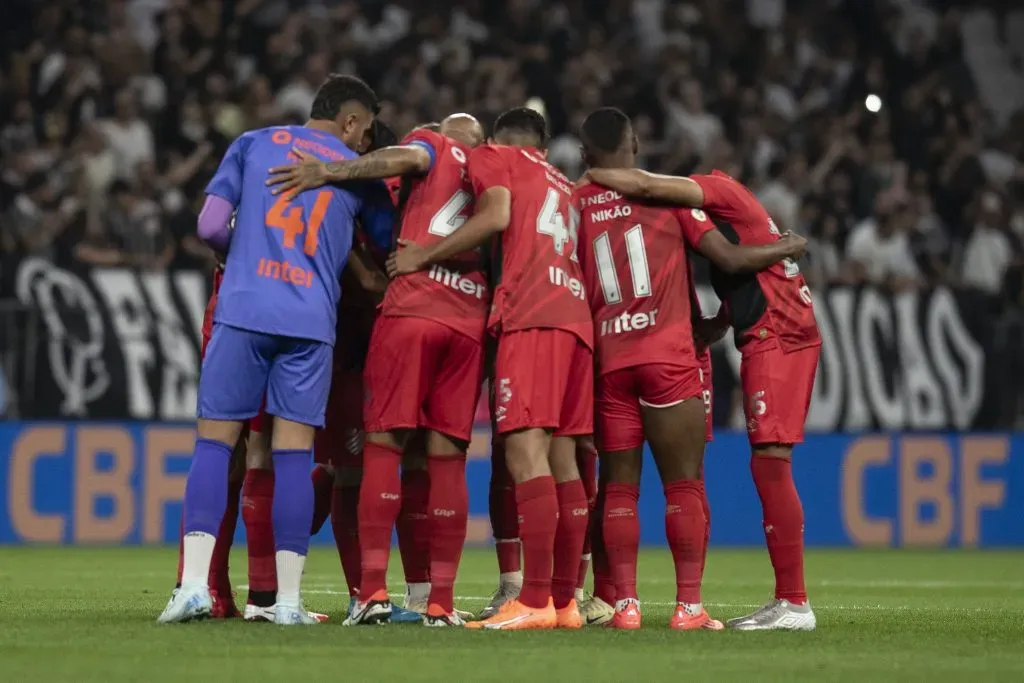 Foto: Anderson Romao/AGIF – Elenco do Athletico-PR antes do confronto contra o Corinthians no Brasileirão 2024.