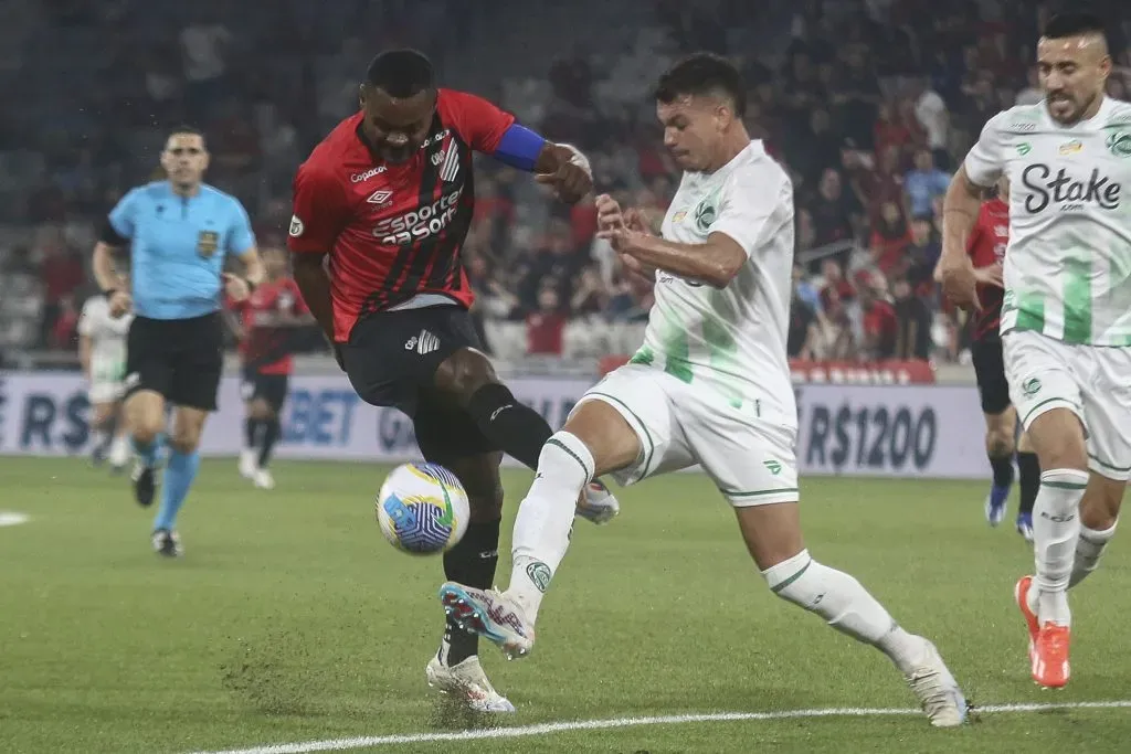 Nikão em ação com a camisa do Athletico, contra o Juventude, pelo Brasileirão Betano. Foto: Gabriel Machado/AGIF