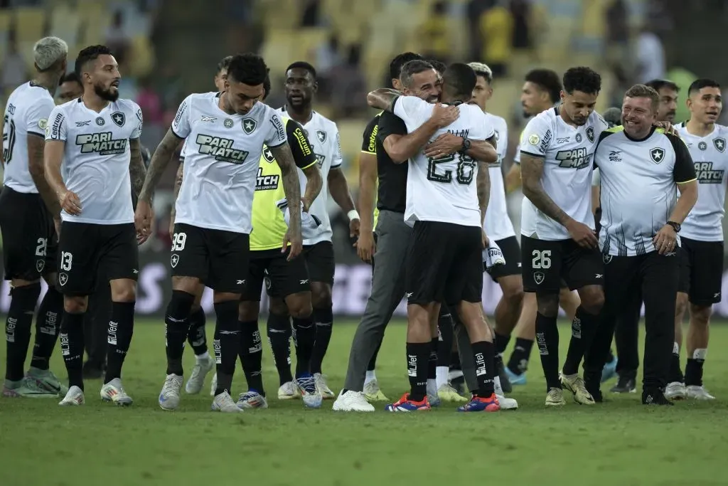 Artur Jorge, técnico do Botafogo, comemorando vitória com o elenco. Foto: Jorge Rodrigues/AGIF