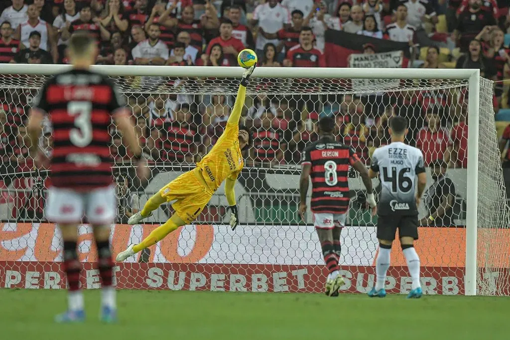 Hugo Souza goleiro do Corinthians durante partida contra o Flamengo no Maracanã pelo campeonato Copa Do Brasil 2024. Foto: Thiago Ribeiro/AGIF