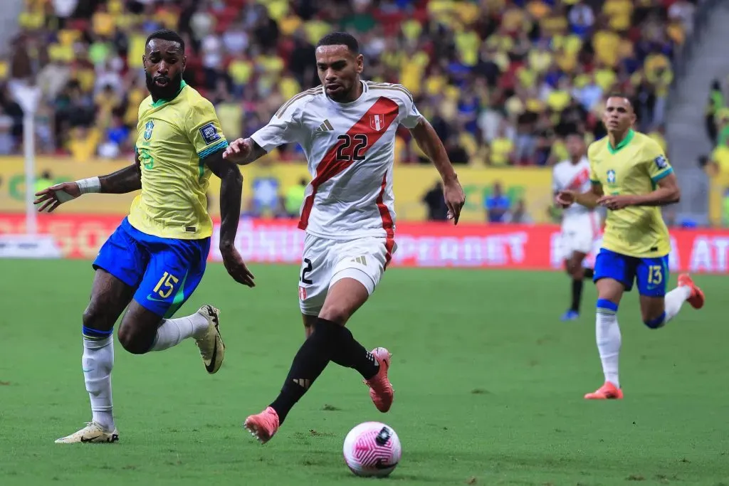 Gerson jogador do Brasil disputa lance com Callens jogador do Peru durante partida no estádio Mane Garrincha pelo campeonato Eliminatórias Copa Do Mundo 2026. Foto: Ettore Chiereguini/AGIF