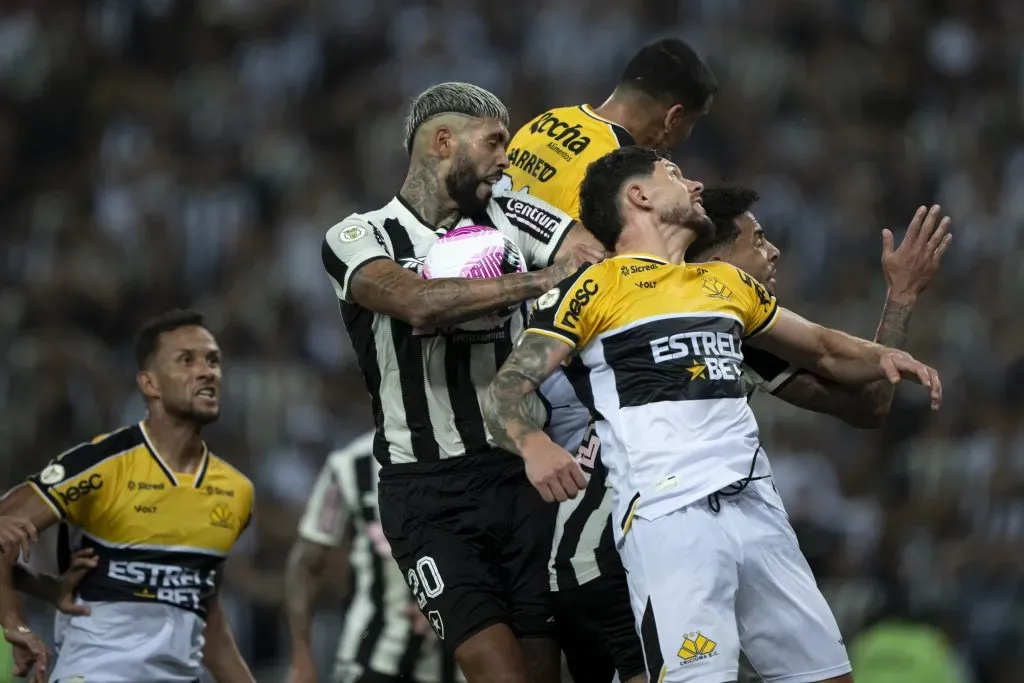 Barboza jogador do Botafogo durante partida contra o Criciúma no estádio Maracanã pelo campeonato Brasileiro A 2024. Foto: Jorge Rodrigues/AGIF