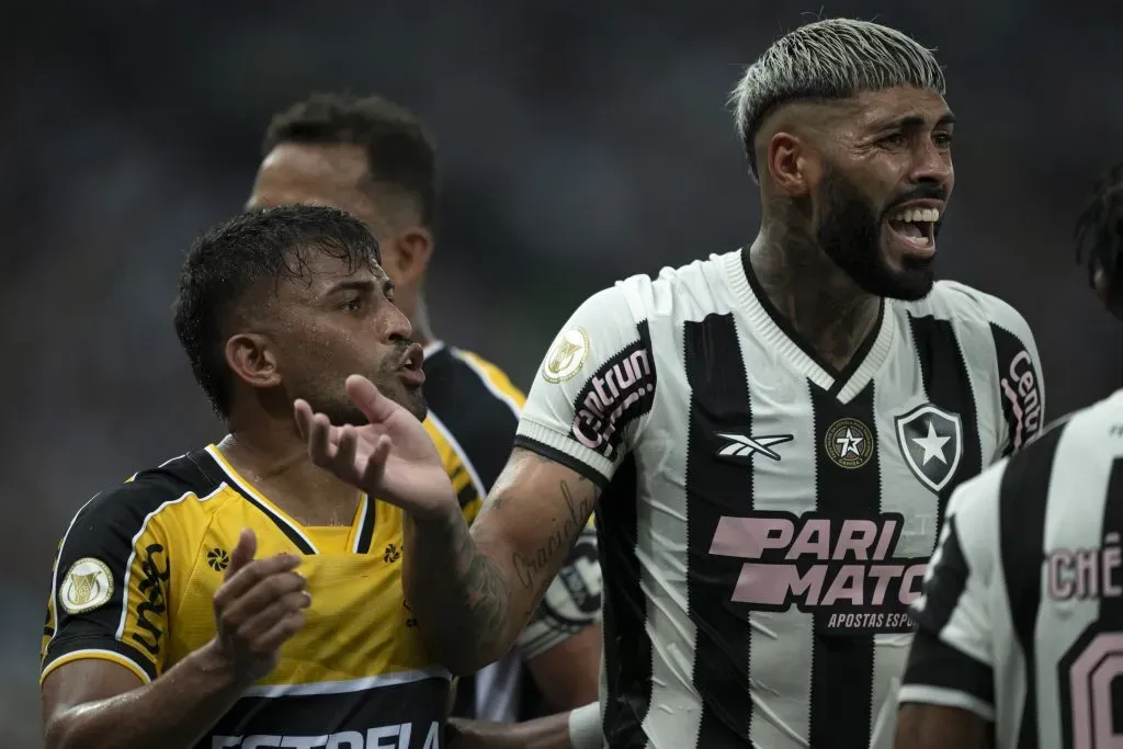 Barboza jogador do Botafogo durante partida contra o Criciuma pelo campeonato Brasileiro A 2024. Foto: Jorge Rodrigues/AGIF