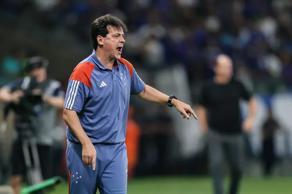 Foto: Gilson Lobo/AGIF – Diniz durante empate com o Bahia no Brasileirão 2024.